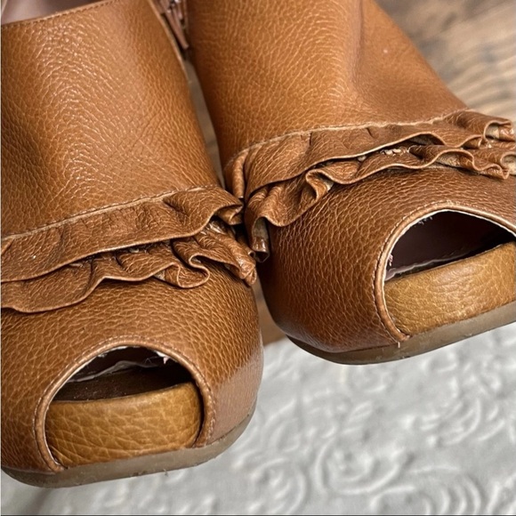 Anthropologie Miss Albright Ruffle Peep Toe Brown Leather Bootie Sz 39 US 8.5 - Picture 12 of 13
